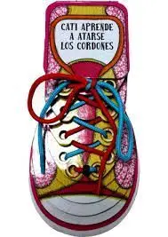 Cati Aprende a Atarse los Cordones