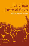 LA CHICA JUNTO AL FLEXO
