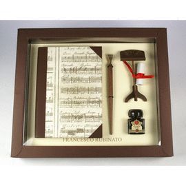 SET PLUMA MADERA + TINTA + CUADERNO + ATRIL MUSICA