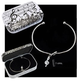 PULSERA RIGIDA PLATEADA CON CONGANTE DE UNA CLAVE