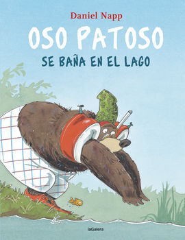 OSO PATOSO SE BAÑA EN EL LAGO