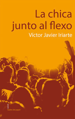 LA CHICA JUNTO AL FLEXO