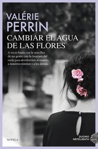VIOLETTE. CAMBIAR EL AGUA DE LAS FLORES